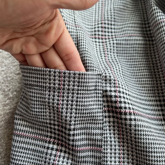 Women’s Plaid Sleeveless Blazer in size Medium - Picture 4 of 8